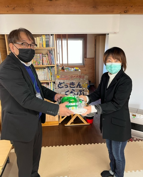 なわとび・長なわ寄贈の様子①