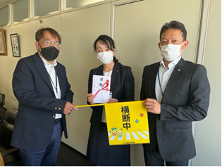 横断旗寄贈の様子①