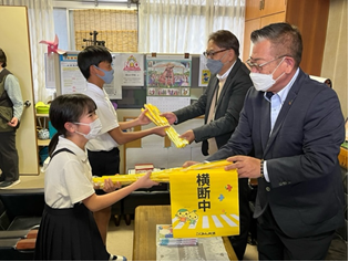 横断旗寄贈の様子②