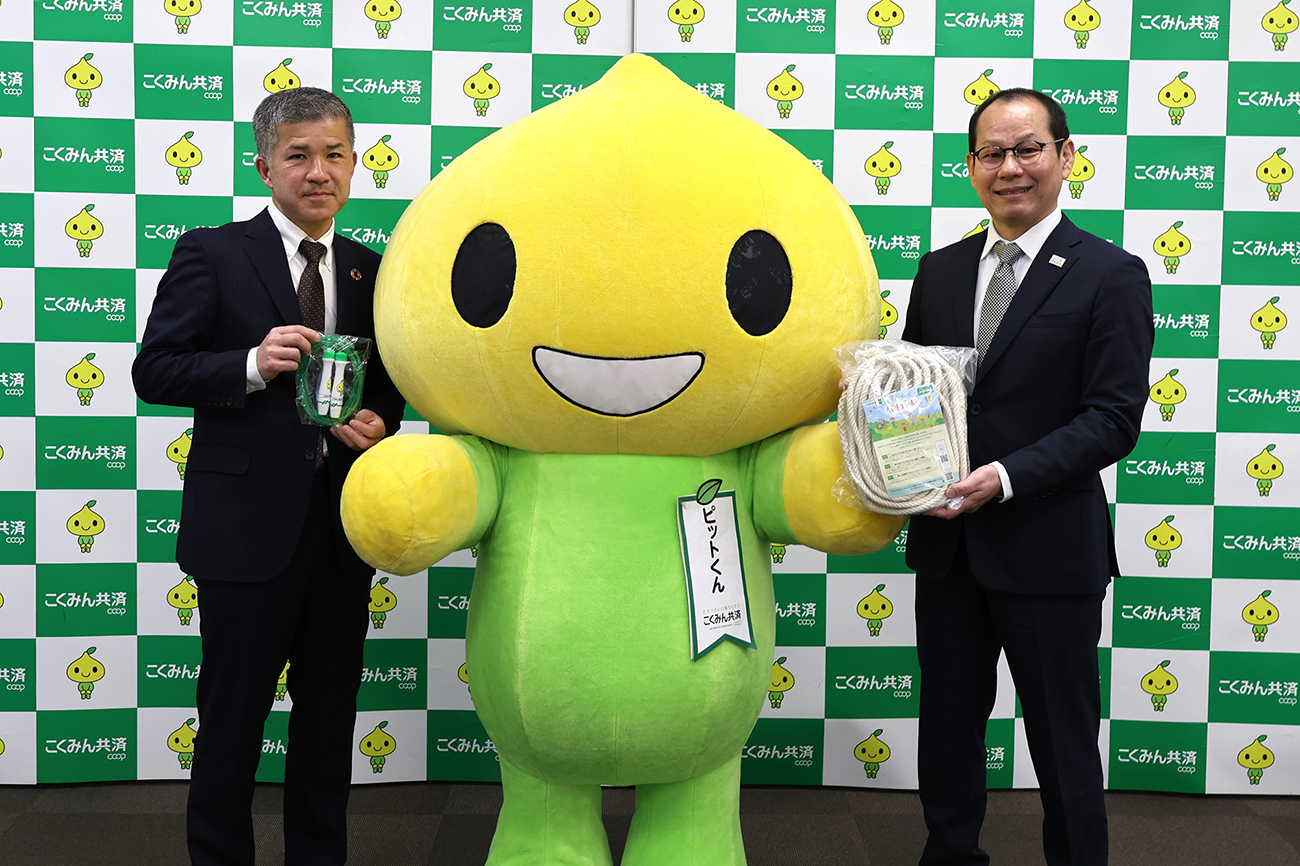 児童健全育成推進財団との寄贈式の様子