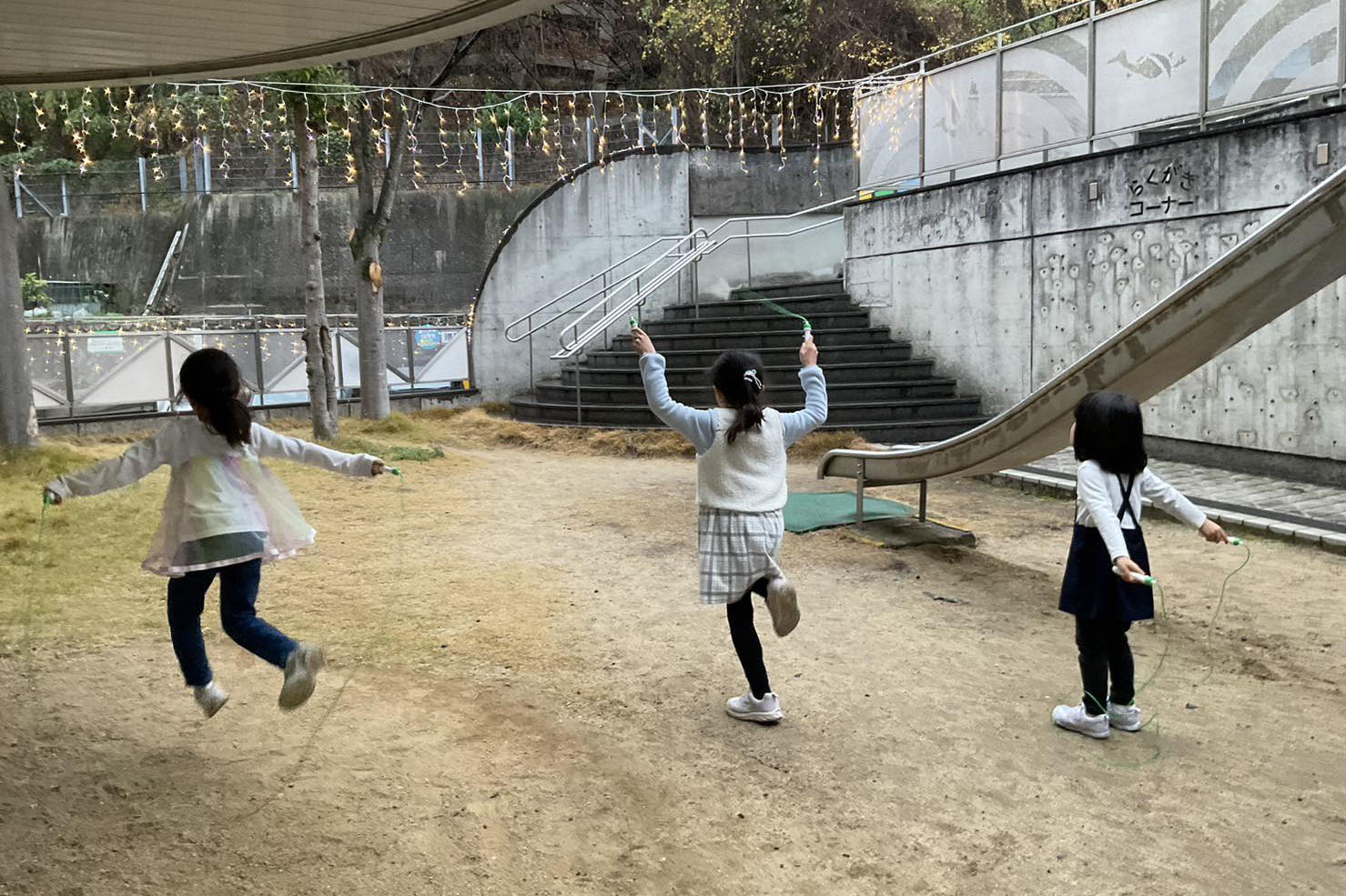 寄贈したなわとびで遊ぶ子どもたち