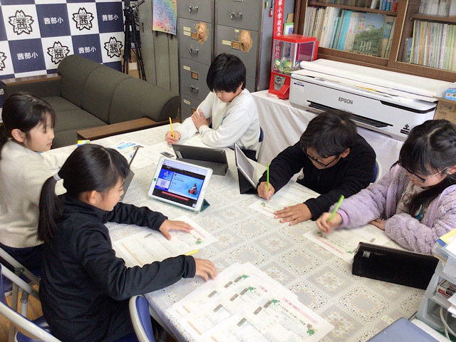みんなでもしも防災会議に取り組む様子