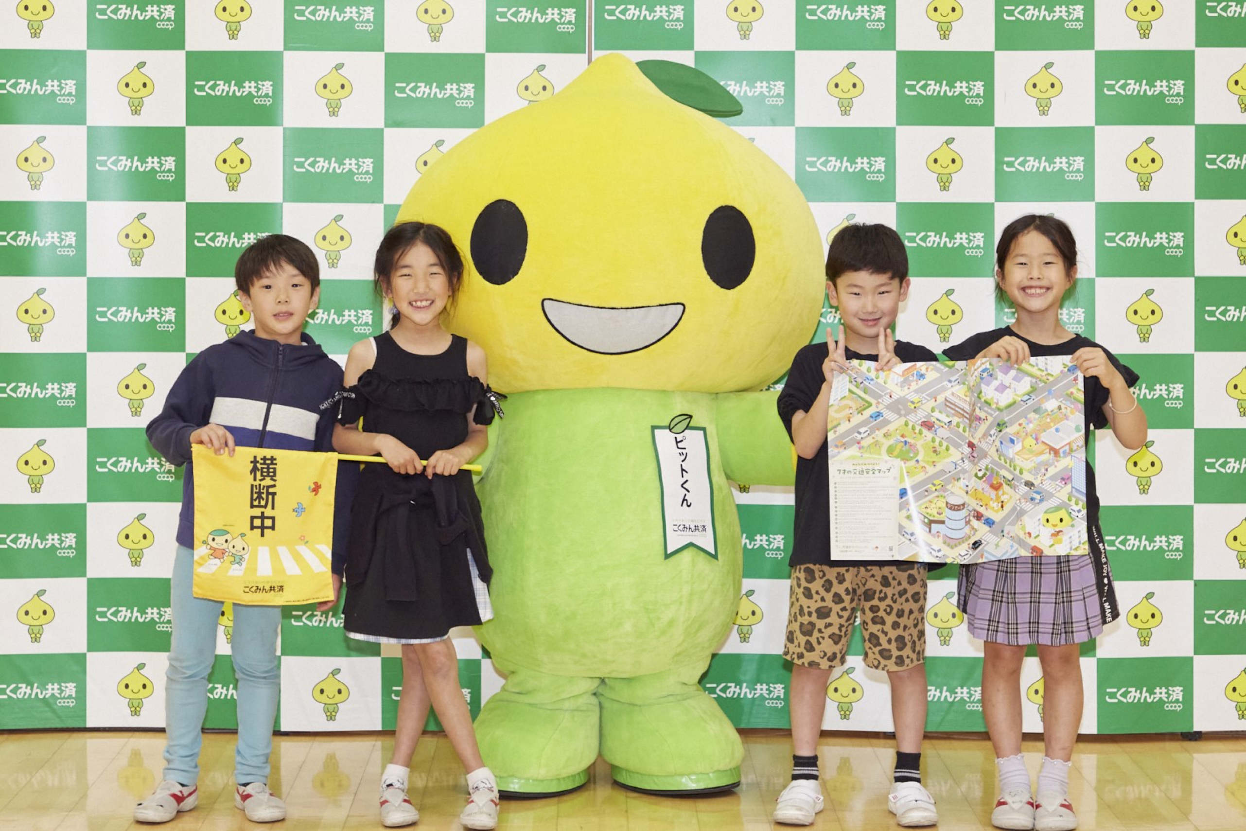 小学校での寄贈式