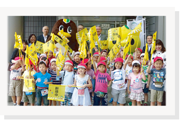 横断旗寄贈イベントの様子