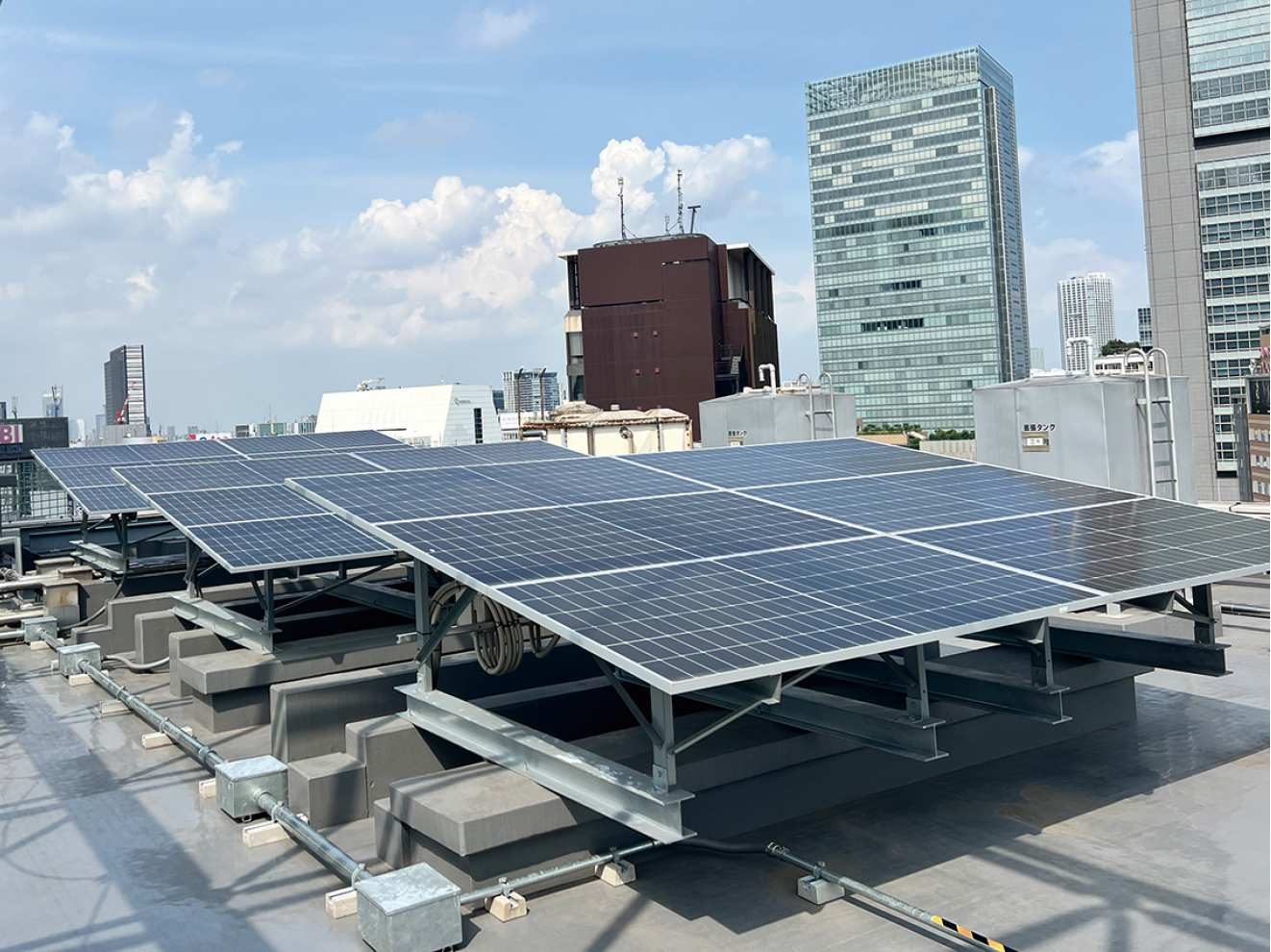 こくみん共済 coop 会館屋上の太陽光パネル