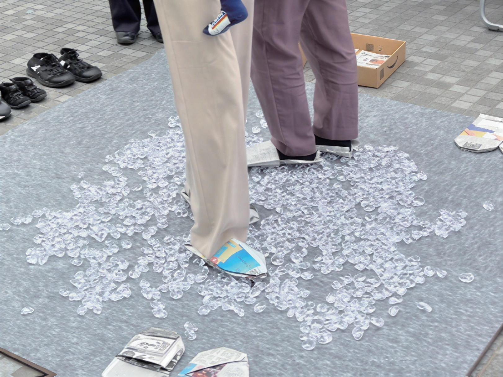 新聞紙スリッパ体験