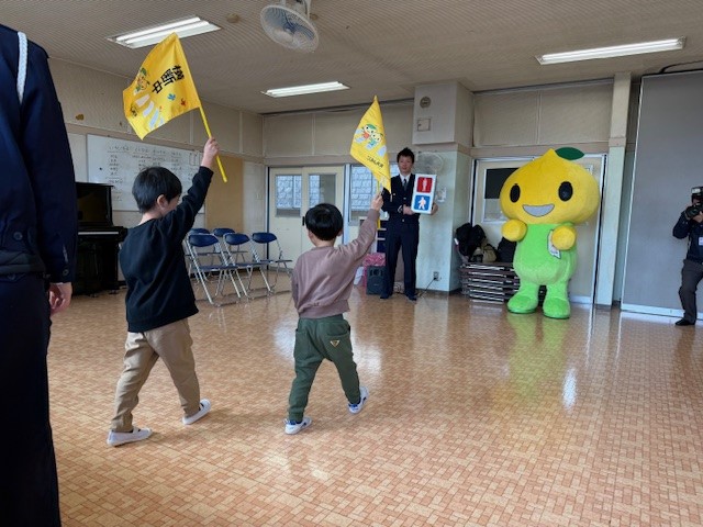 横断歩道わたり方実演（園児）.jpg